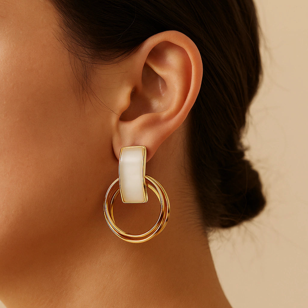 Brinco dourado e detalhe esmaltado branco