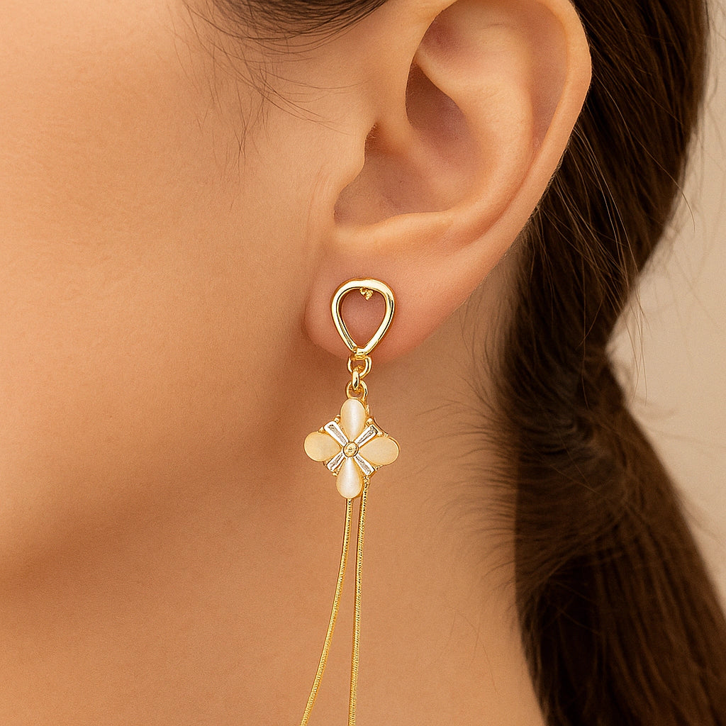 Brinco trevo com pedraria