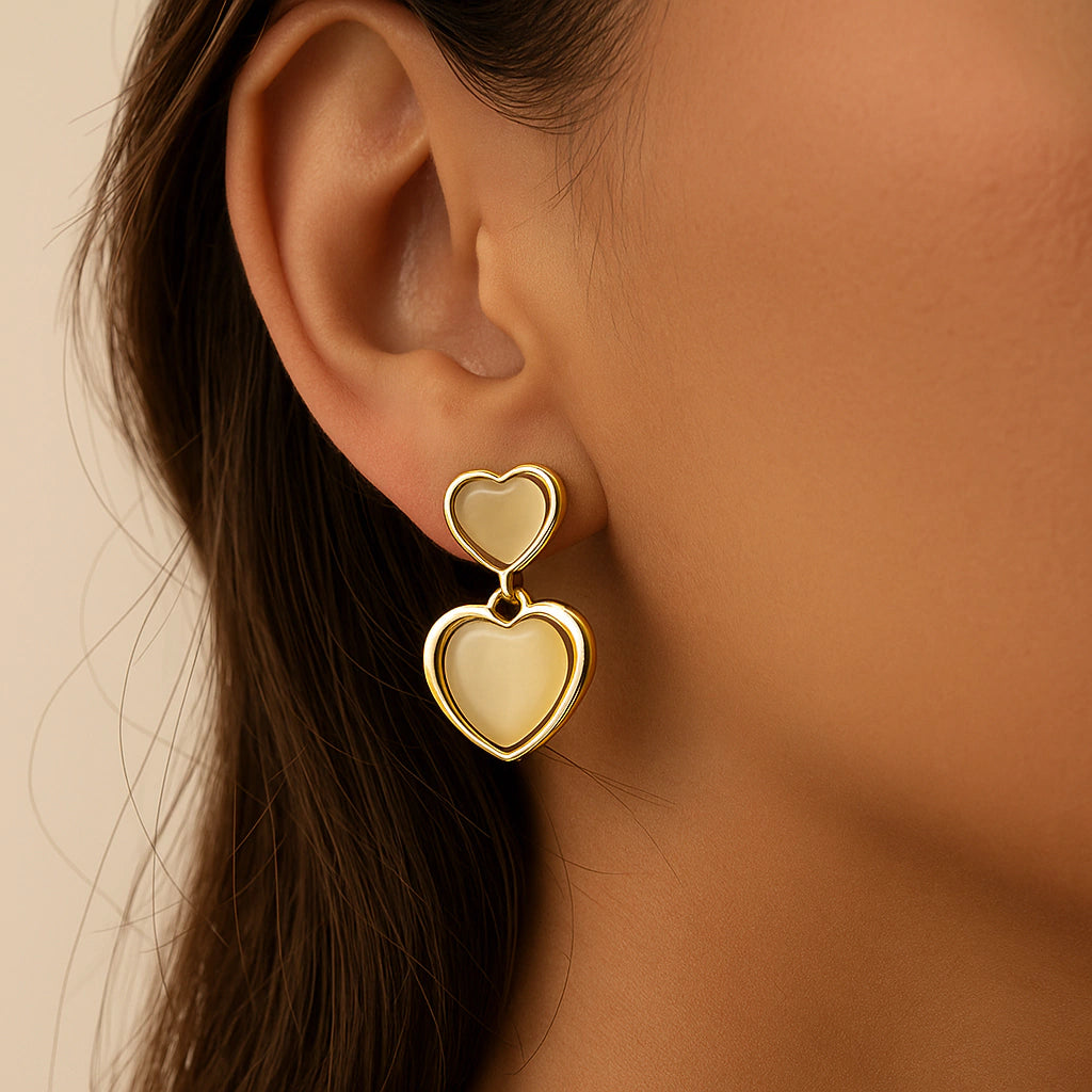 Brinco com Dois Corações Dourados