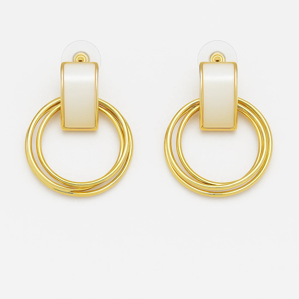 Brinco dourado e detalhe esmaltado branco