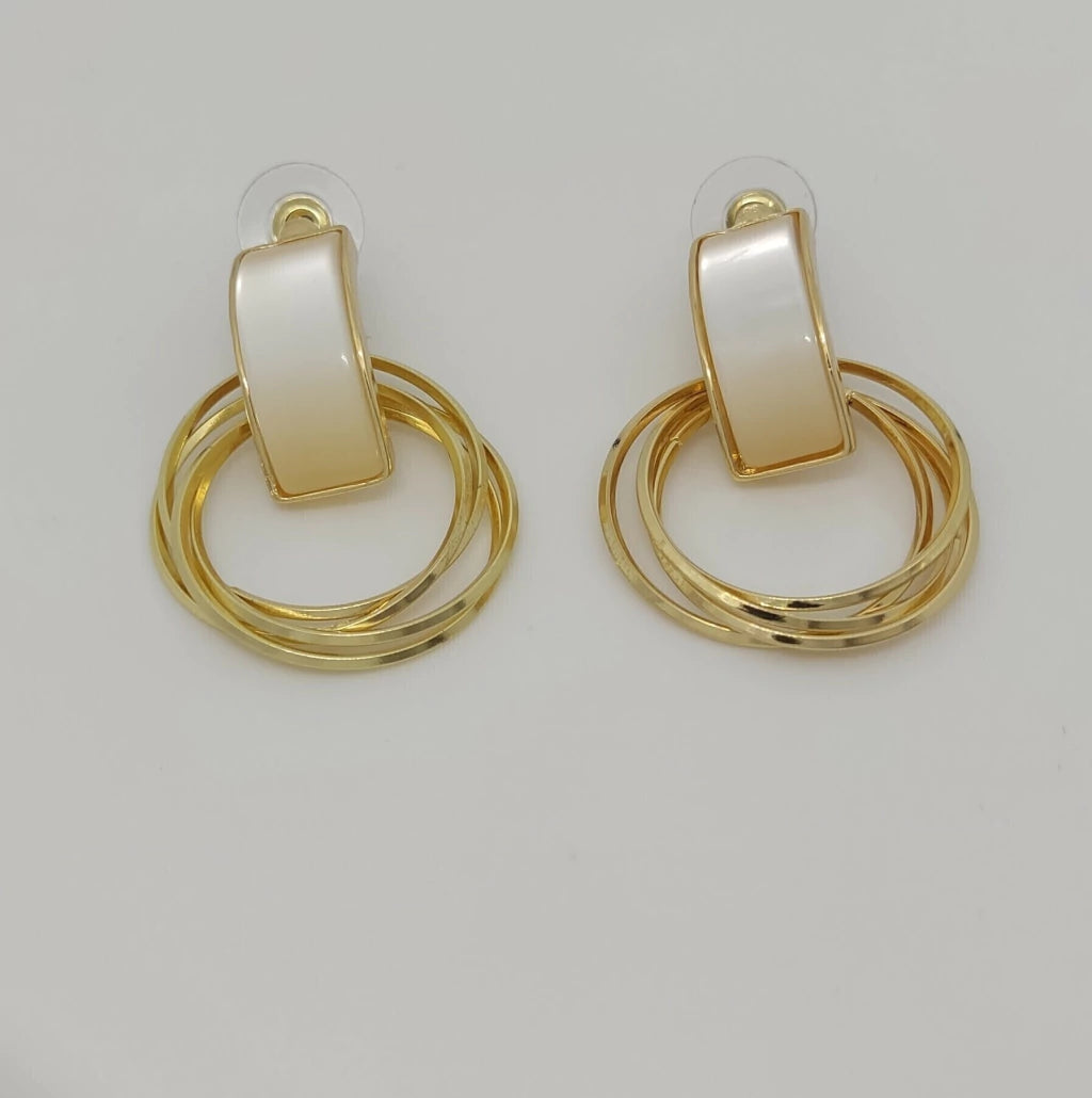 Brinco dourado e detalhe esmaltado branco